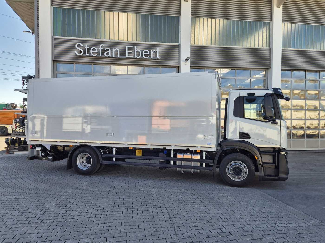 Iveco S-Way AD190S40/FP Böse Schwenkwand LBW 2x AHK - Truk minuman: gambar 4 Iveco S-Way AD190S40/FP Böse Schwenkwand LBW 2x AHK - Truk minuman: gambar 4