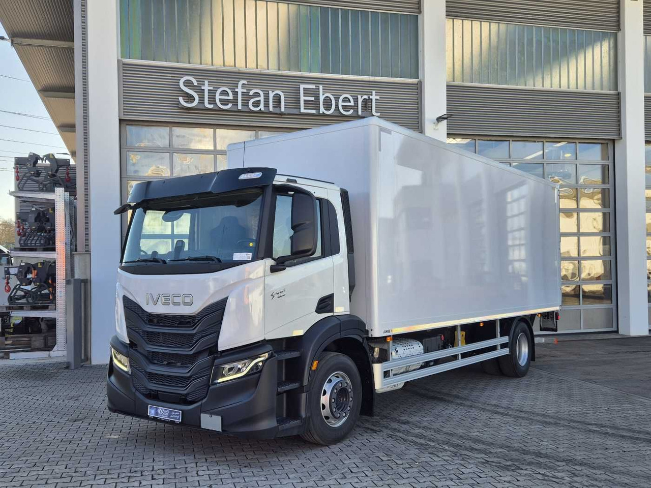 Iveco S-Way AD190S40/P Junge AHK LBW 2.000kg - Truk box: gambar 1 Iveco S-Way AD190S40/P Junge AHK LBW 2.000kg - Truk box: gambar 1