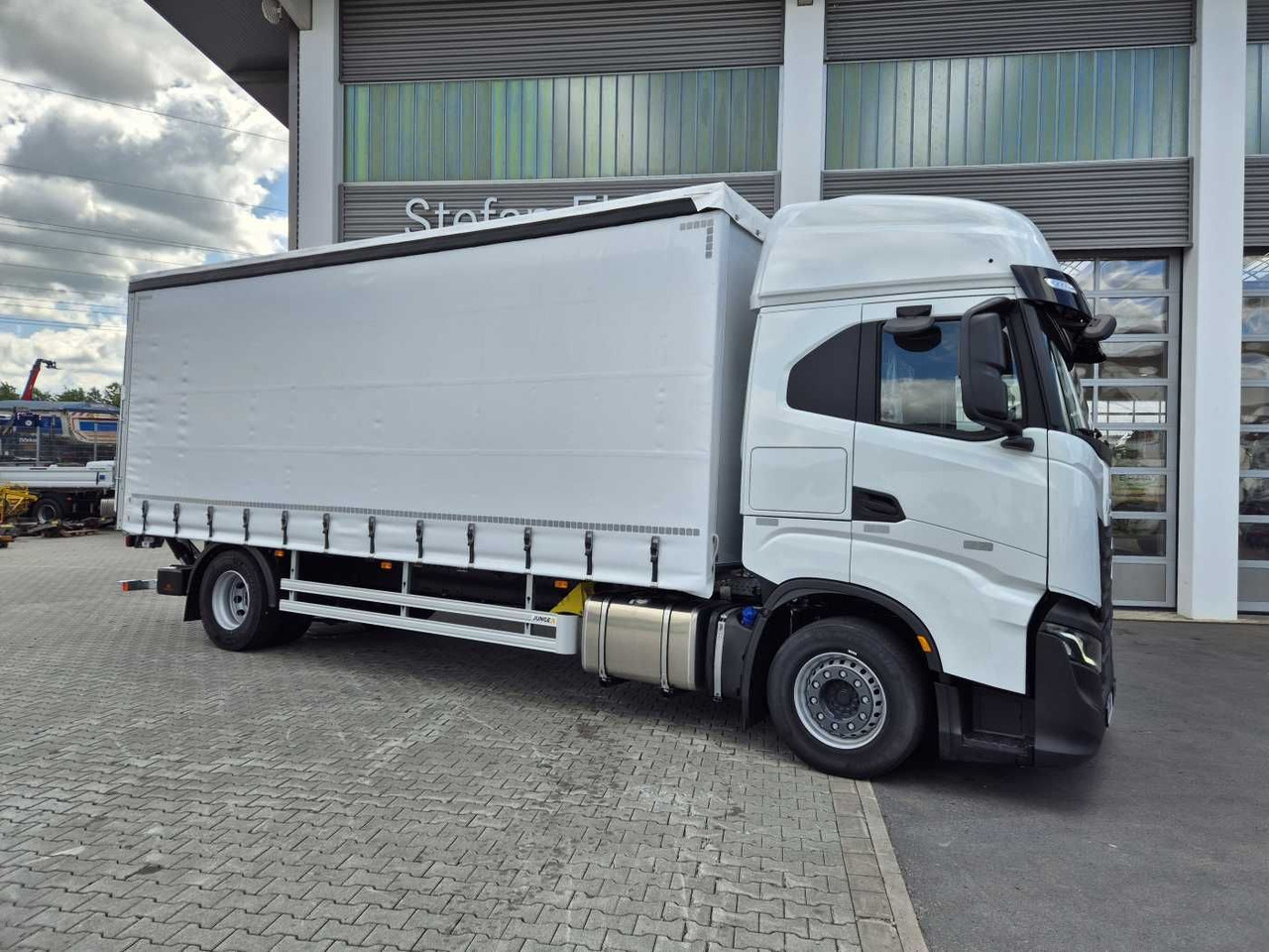 Iveco S-Way AS190S42/P Schiebeplanen LBW 2.000kg AHK - Truk dengan terpal samping: gambar 2 Iveco S-Way AS190S42/P Schiebeplanen LBW 2.000kg AHK - Truk dengan terpal samping: gambar 2