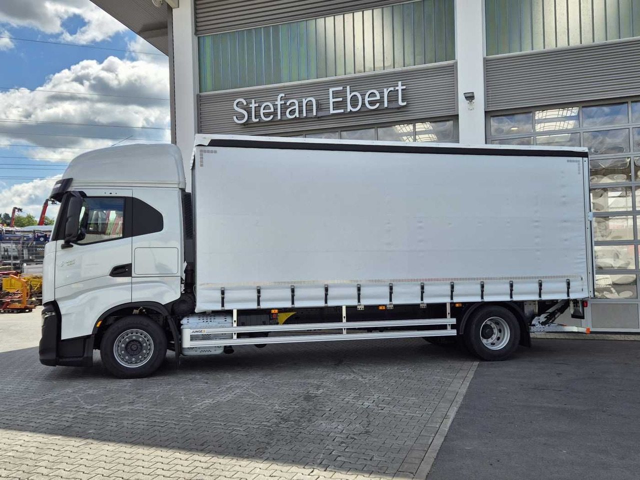 Iveco S-Way AS190S42/P Schiebeplanen LBW 2.000kg AHK - Truk dengan terpal samping: gambar 3 Iveco S-Way AS190S42/P Schiebeplanen LBW 2.000kg AHK - Truk dengan terpal samping: gambar 3