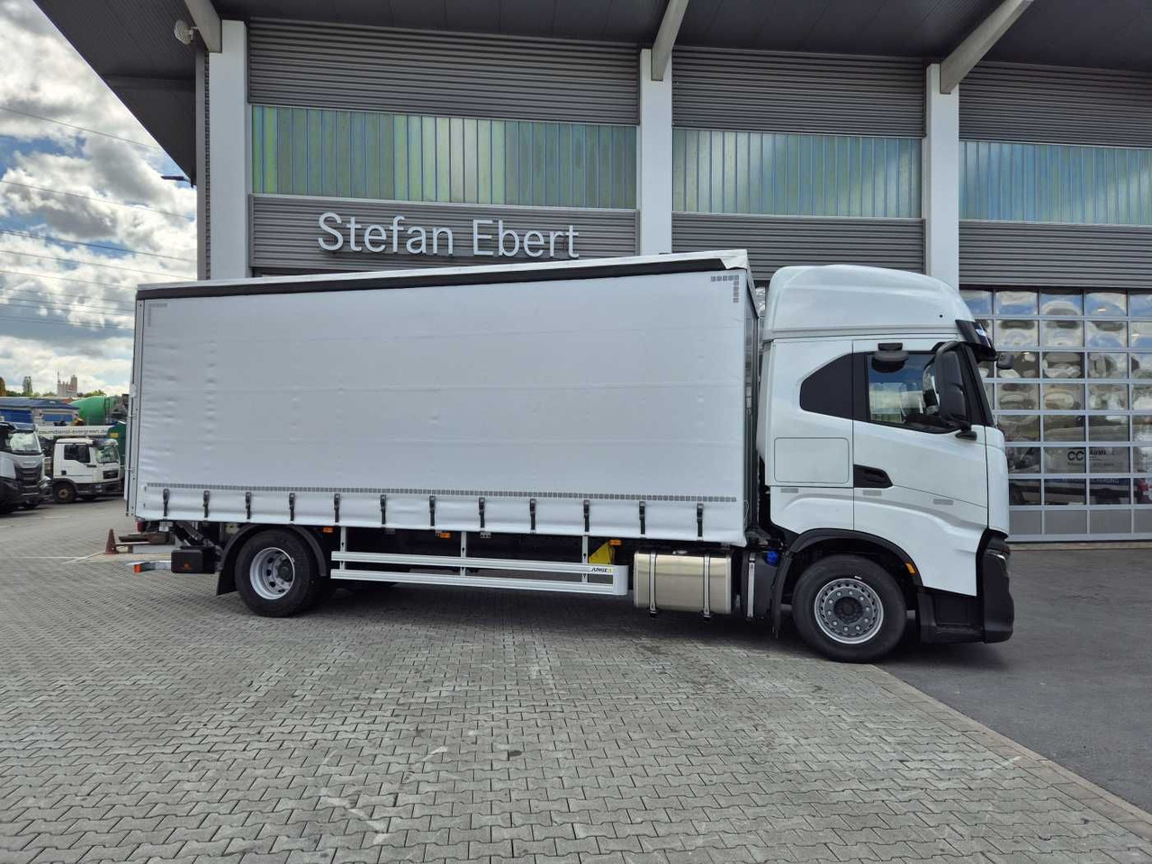 Iveco S-Way AS190S42/P Schiebeplanen LBW 2.000kg AHK - Truk dengan terpal samping: gambar 4 Iveco S-Way AS190S42/P Schiebeplanen LBW 2.000kg AHK - Truk dengan terpal samping: gambar 4