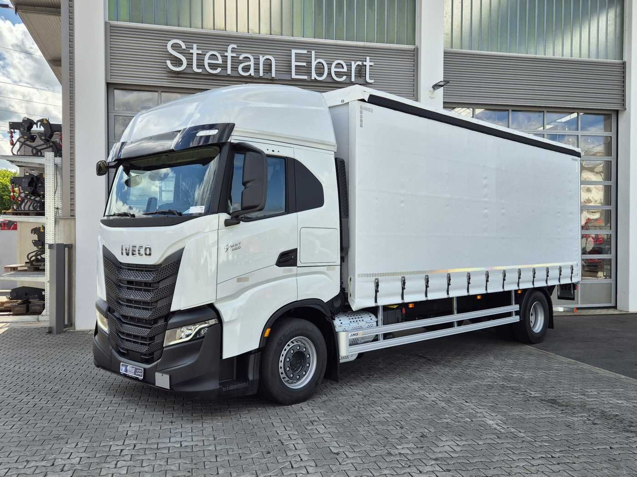 Iveco S-Way AS190S42/P Schiebeplanen LBW 2.000kg AHK - Truk dengan terpal samping: gambar 1 Iveco S-Way AS190S42/P Schiebeplanen LBW 2.000kg AHK - Truk dengan terpal samping: gambar 1