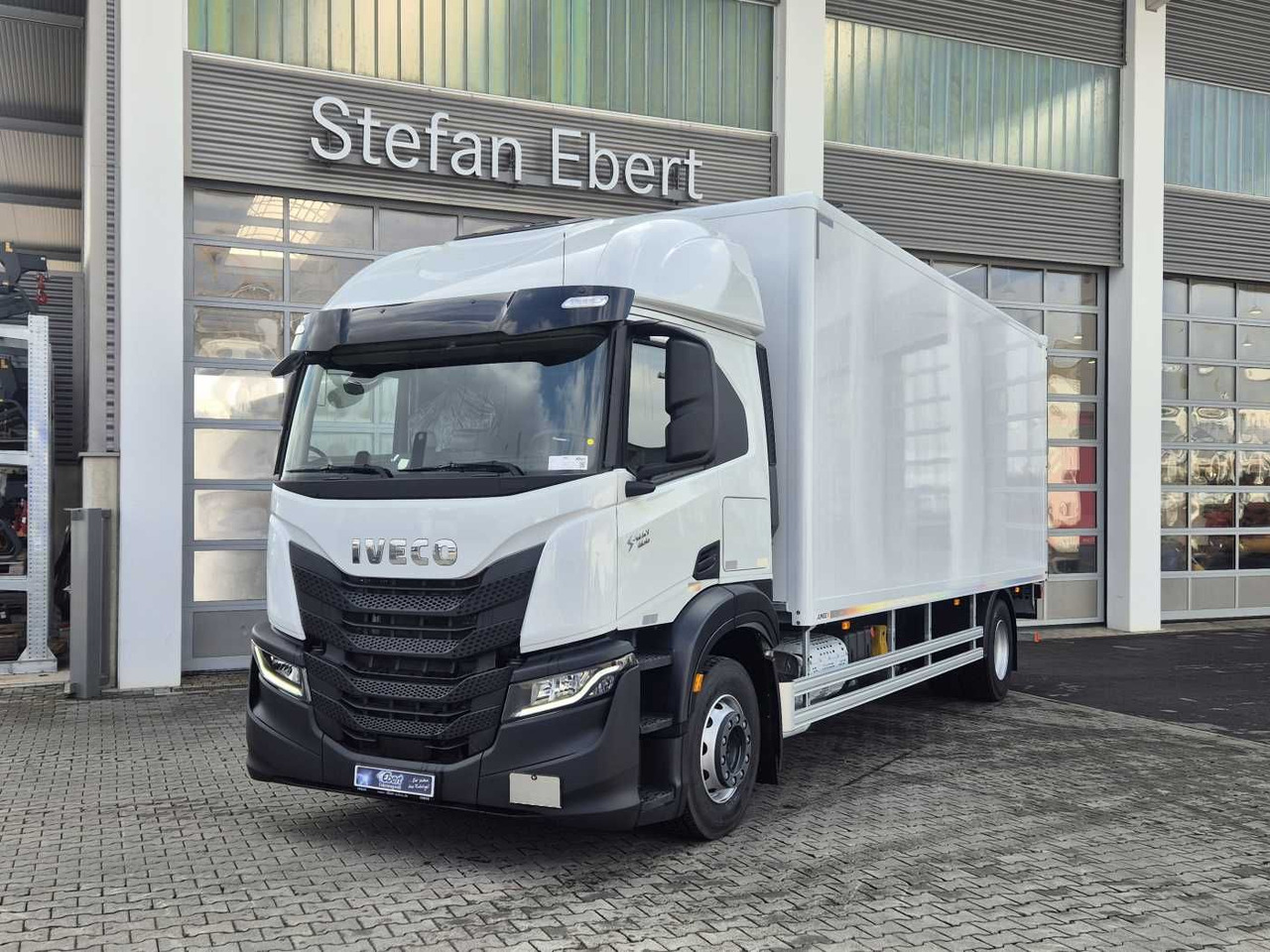 Iveco S Way AT190S40/P LBW Tür AHK Navi Bett - Truk box: gambar 1 Iveco S Way AT190S40/P LBW Tür AHK Navi Bett - Truk box: gambar 1