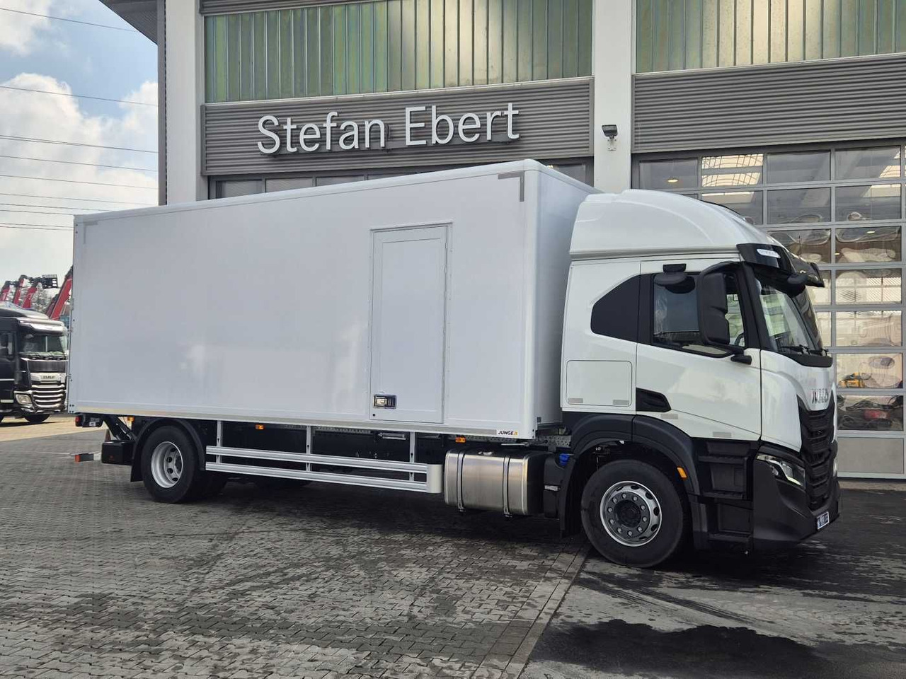Iveco S Way AT190S40/P LBW Tür AHK Navi Bett - Truk box: gambar 3 Iveco S Way AT190S40/P LBW Tür AHK Navi Bett - Truk box: gambar 3