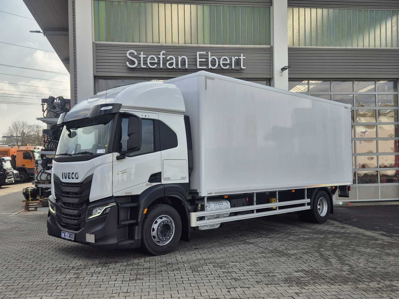 Iveco S Way AT190S40/P LBW Tür AHK Navi Bett - Truk box: gambar 2 Iveco S Way AT190S40/P LBW Tür AHK Navi Bett - Truk box: gambar 2