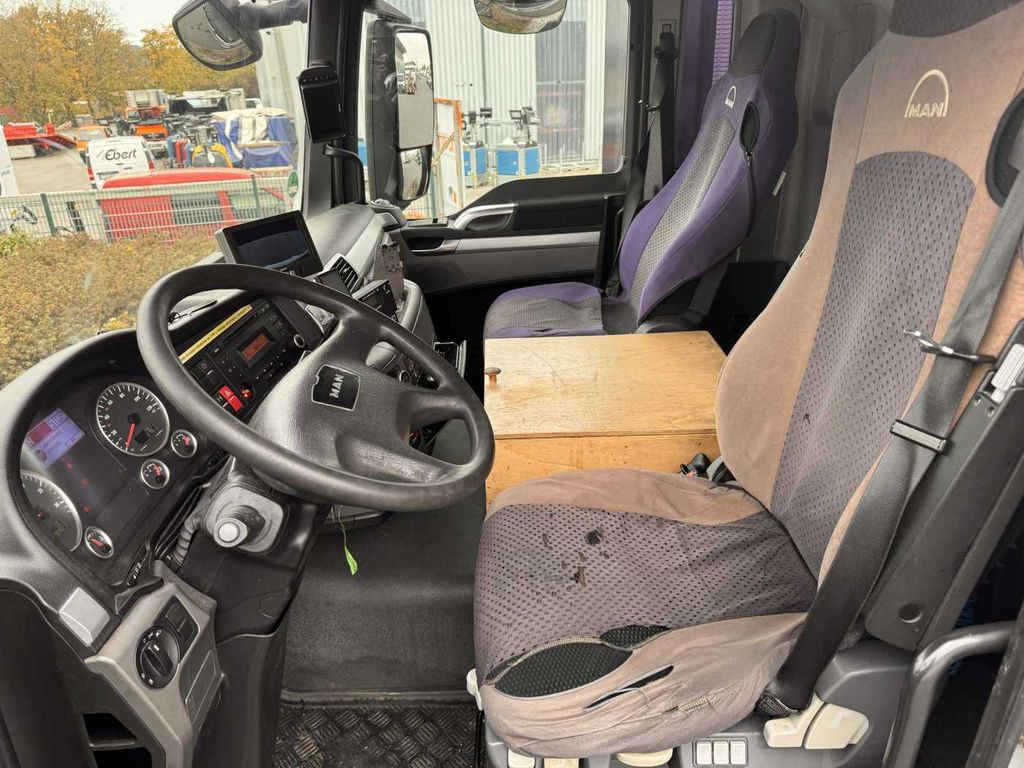 Interior photo 1: Leasing MAN TGS 26.440 6x2-2 LL Carrier LBW Lift-+Lenkachse MAN TGS 26.440 6x2-2 LL Carrier LBW Lift-+Lenkachse MAN TGS 26.440 6x2-2 LL Carrier LBW Lift-+Lenkachse MAN TGS 26.440 6x2-2 LL Carrier LBW Lift-+Lenkachse