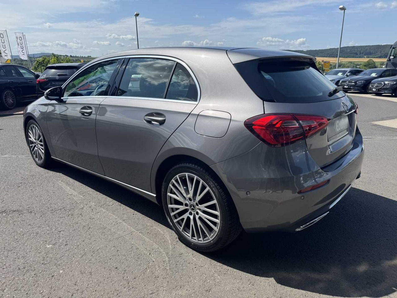 Mercedes-Benz A 180 7G Progressive MBUX+Navi+SHZ +Carplay+ - Mobil sedan: gambar 3 Mercedes-Benz A 180 7G Progressive MBUX+Navi+SHZ +Carplay+ - Mobil sedan: gambar 3