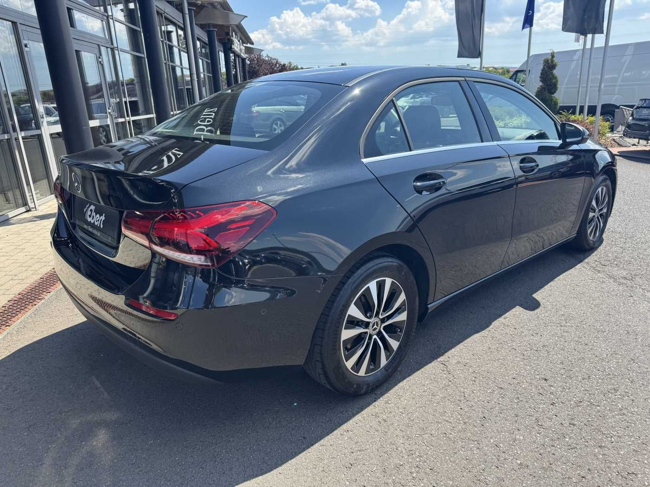 Mercedes-Benz A 180d 8G LED+Carplay+SpurH+DAB+SHZ - Mobil sedan: gambar 4 Mercedes-Benz A 180d 8G LED+Carplay+SpurH+DAB+SHZ - Mobil sedan: gambar 4