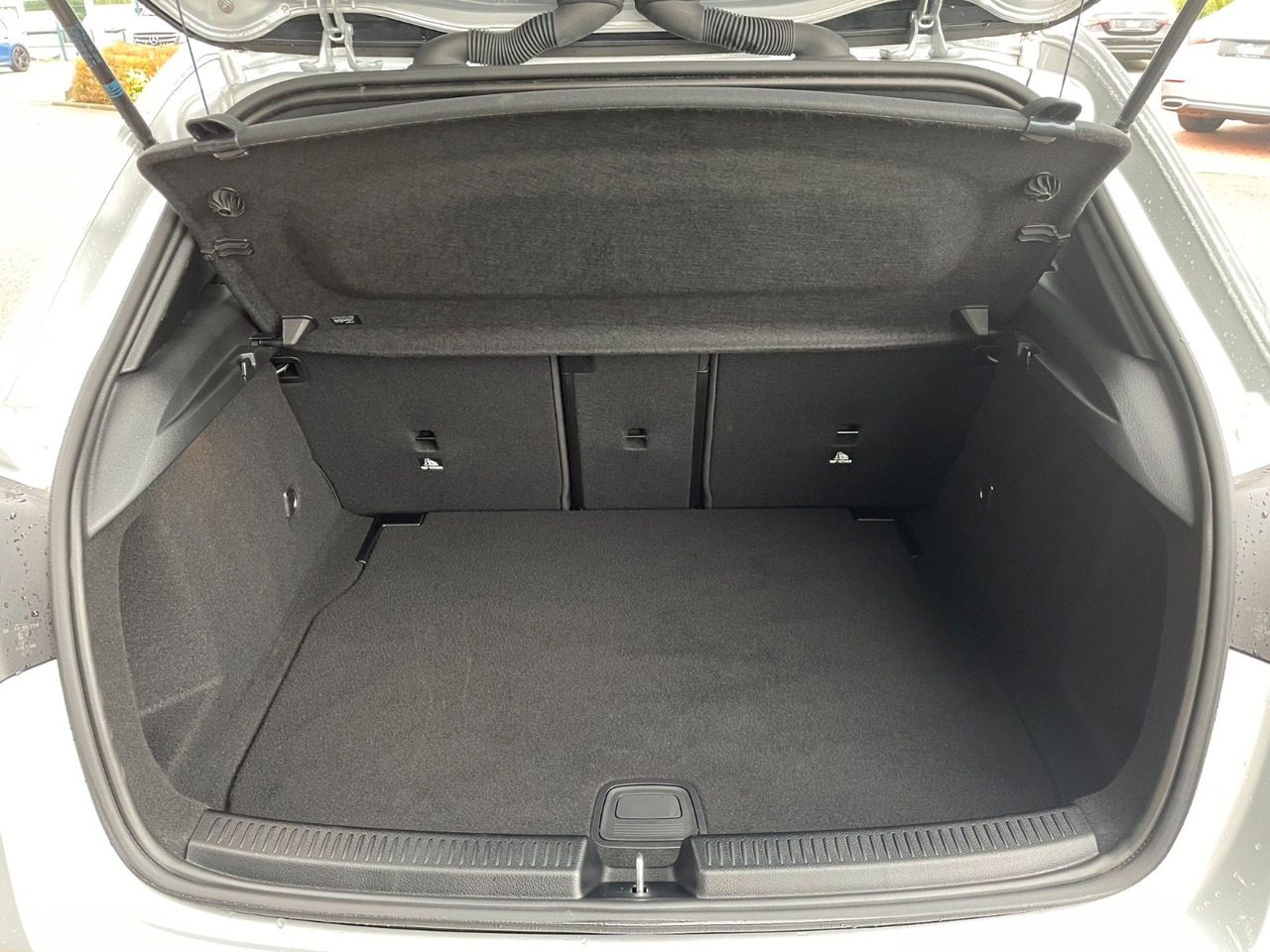 Mercedes-Benz A 200 Progressive Ambiente+R-Kamera+ - Mobil sedan: gambar 5 Mercedes-Benz A 200 Progressive Ambiente+R-Kamera+ - Mobil sedan: gambar 5
