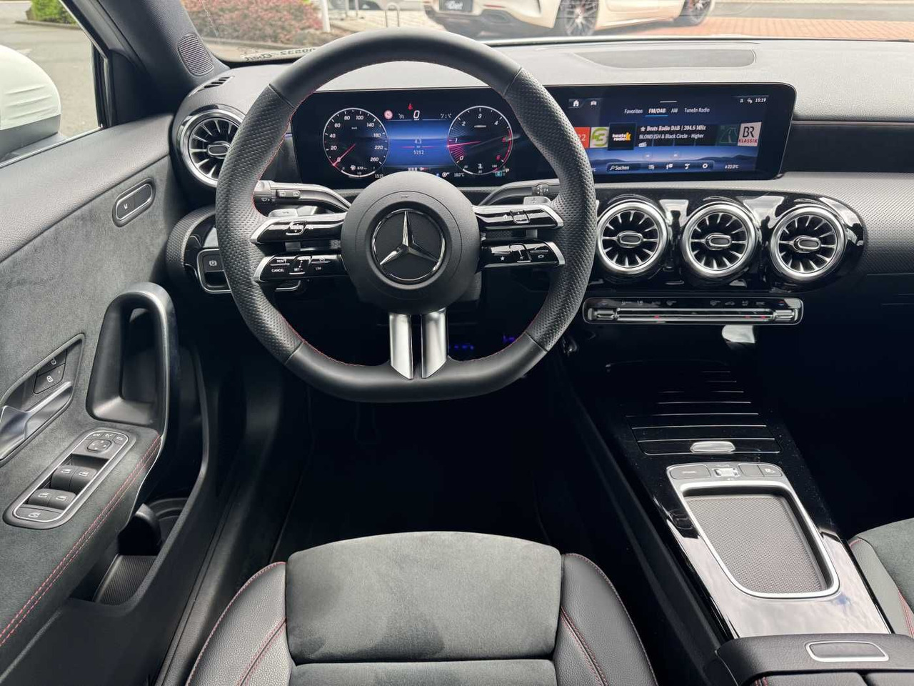 Mobil sedan Mercedes-Benz A 200d AMG+AHK+Ambiente+RFK+MBUX+LED+IHC: gambar 11