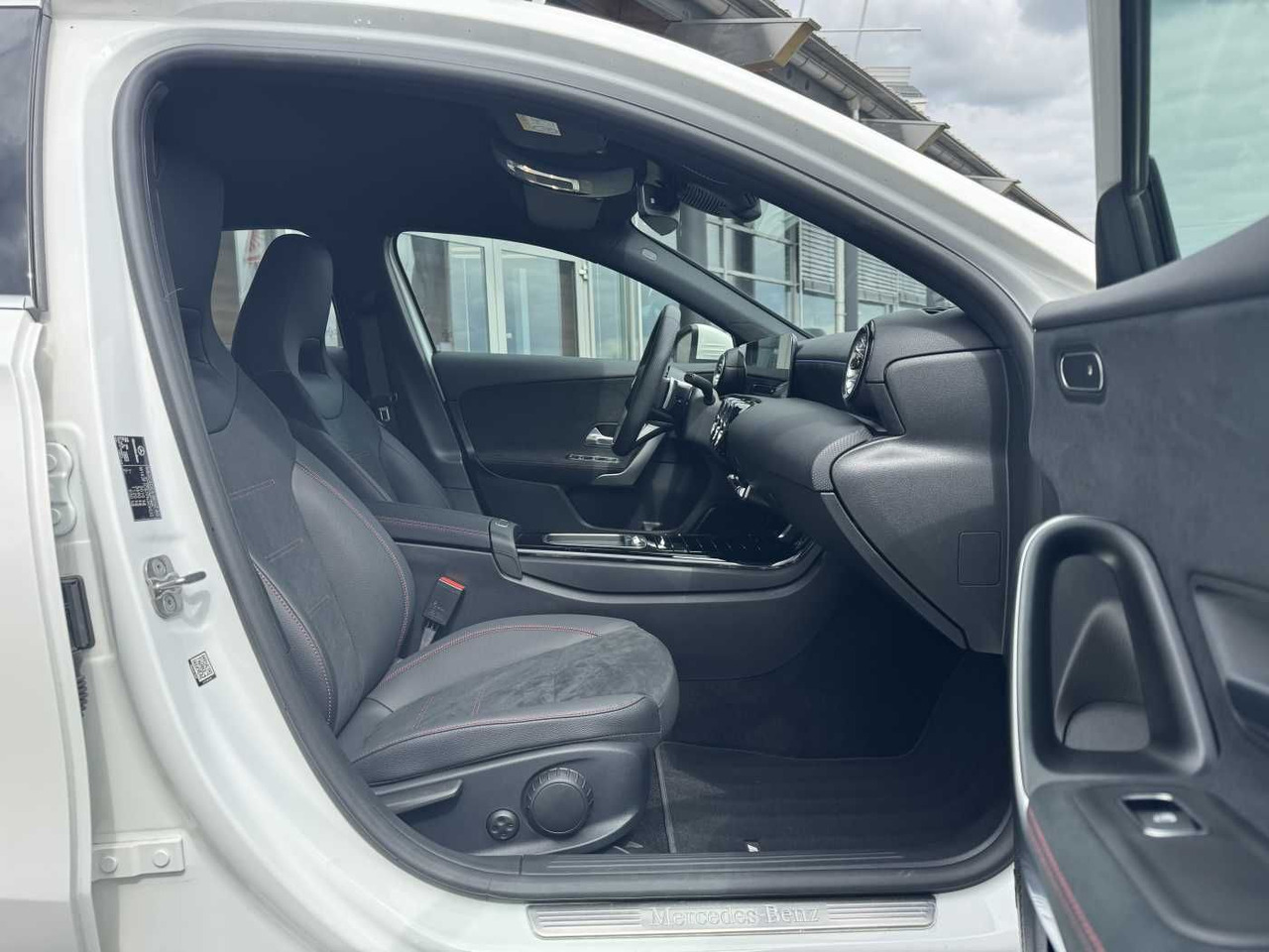Mobil sedan Mercedes-Benz A 200d AMG+AHK+Ambiente+RFK+MBUX+LED+IHC: gambar 6