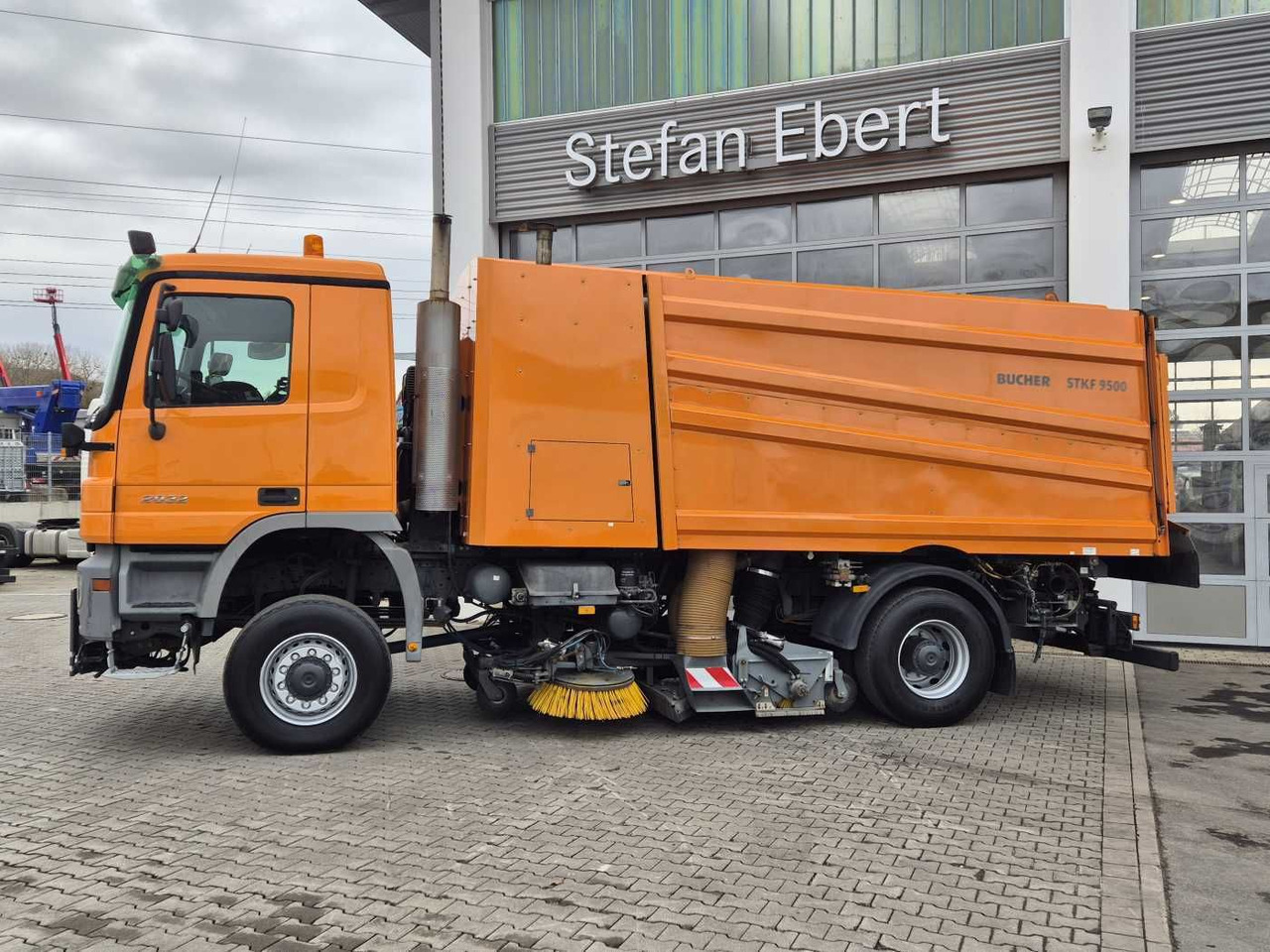 Mercedes-Benz Actros 2032 A 4x4 Bucher STKF 9500 Airport 30x - Penyapu jalan: gambar 5 Mercedes-Benz Actros 2032 A 4x4 Bucher STKF 9500 Airport 30x - Penyapu jalan: gambar 5