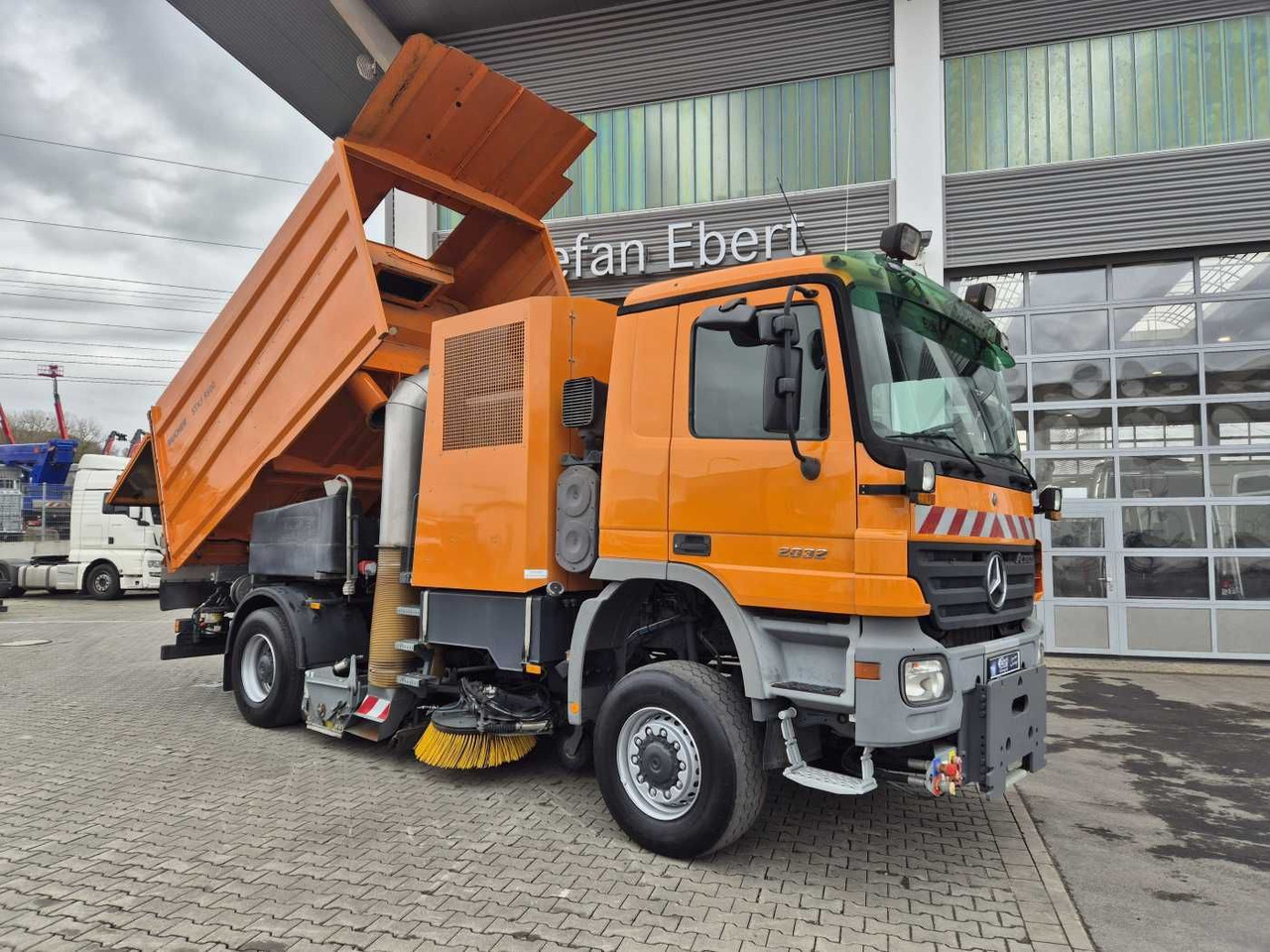 Mercedes-Benz Actros 2032 A 4x4 Bucher STKF 9500 Airport 30x - Penyapu jalan: gambar 2 Mercedes-Benz Actros 2032 A 4x4 Bucher STKF 9500 Airport 30x - Penyapu jalan: gambar 2