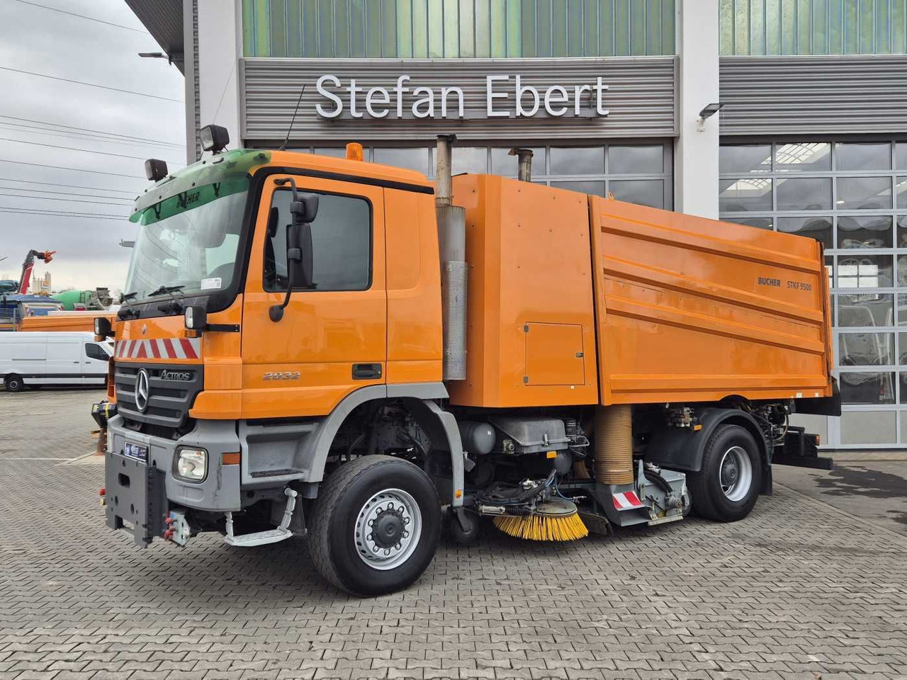 Mercedes-Benz Actros 2032 A 4x4 Bucher STKF 9500 Airport 30x - Penyapu jalan: gambar 3 Mercedes-Benz Actros 2032 A 4x4 Bucher STKF 9500 Airport 30x - Penyapu jalan: gambar 3