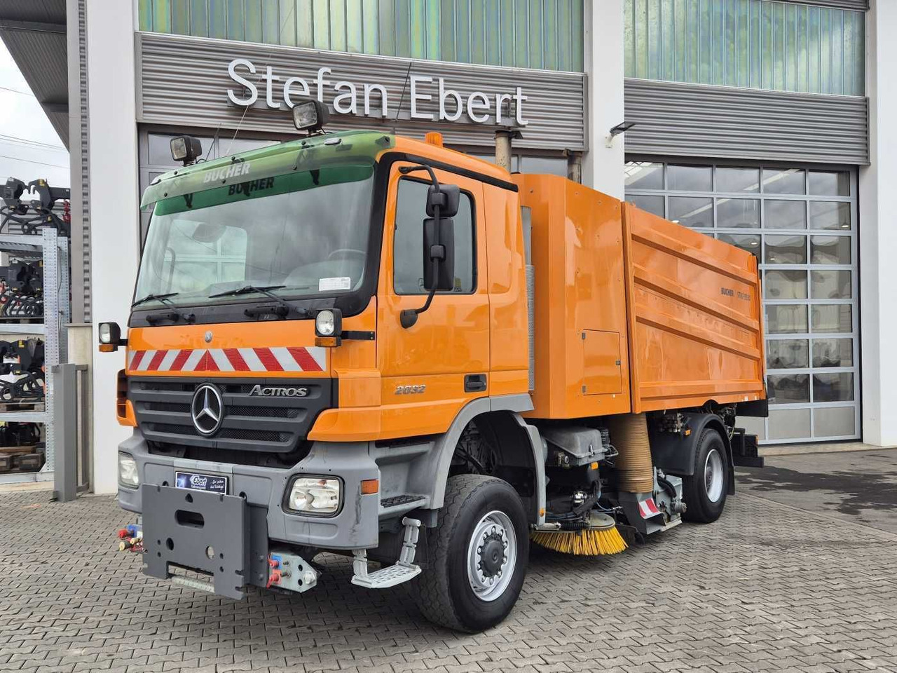Mercedes-Benz Actros 2032 A 4x4 Bucher STKF 9500 Airport 30x - Penyapu jalan: gambar 1 Mercedes-Benz Actros 2032 A 4x4 Bucher STKF 9500 Airport 30x - Penyapu jalan: gambar 1