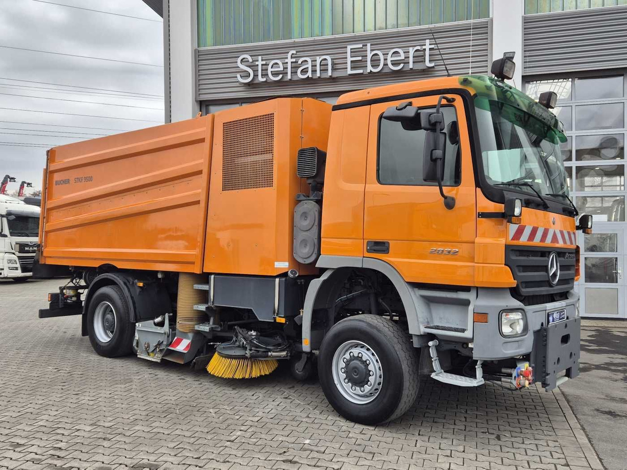 Mercedes-Benz Actros 2032 A 4x4 Bucher STKF 9500 Airport 30x - Penyapu jalan: gambar 4 Mercedes-Benz Actros 2032 A 4x4 Bucher STKF 9500 Airport 30x - Penyapu jalan: gambar 4