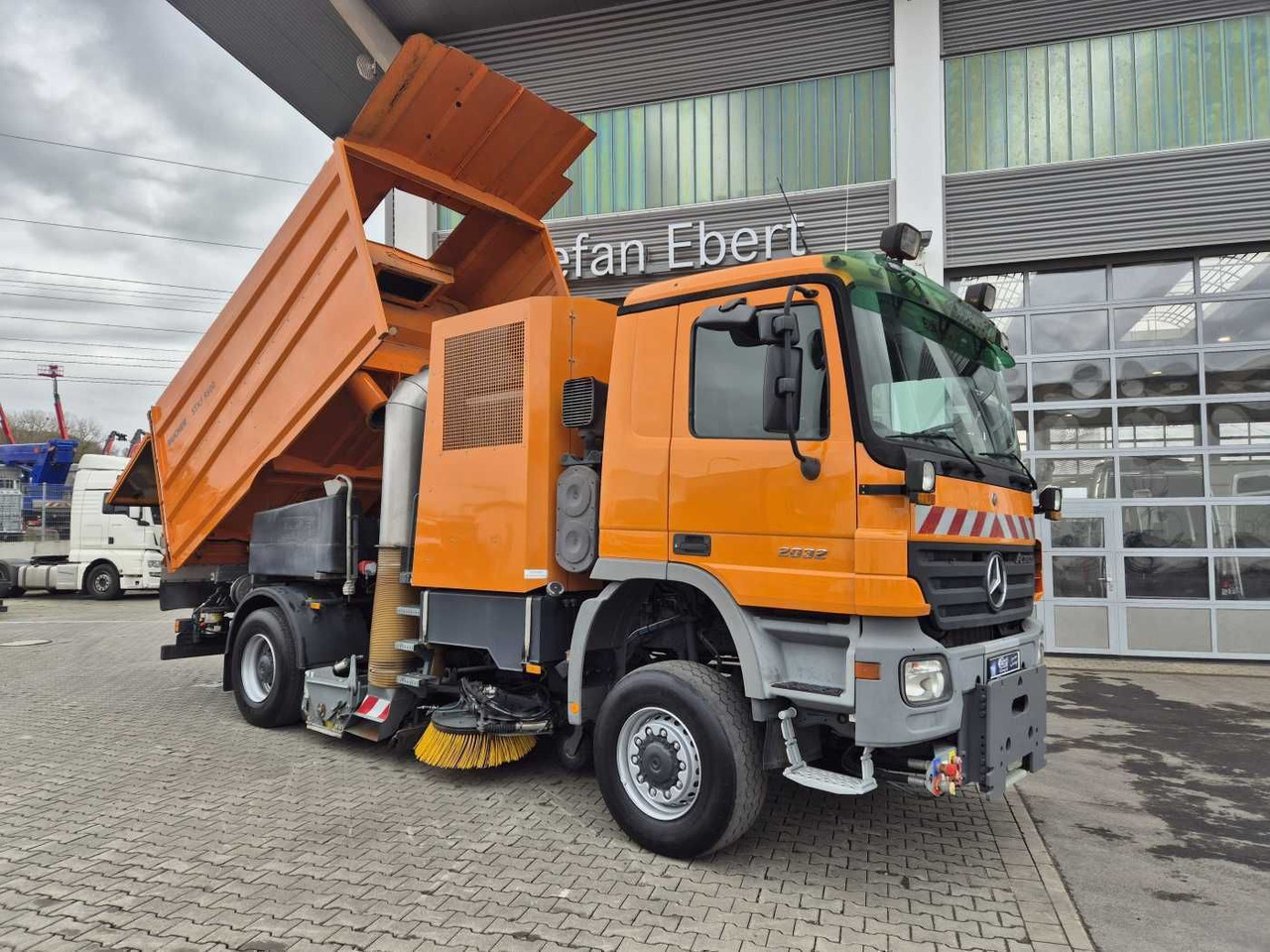 Mercedes-Benz Actros 2032 A 4x4 Bucher STKF 9500 Airport 30x - Penyapu jalan: gambar 2 Mercedes-Benz Actros 2032 A 4x4 Bucher STKF 9500 Airport 30x - Penyapu jalan: gambar 2