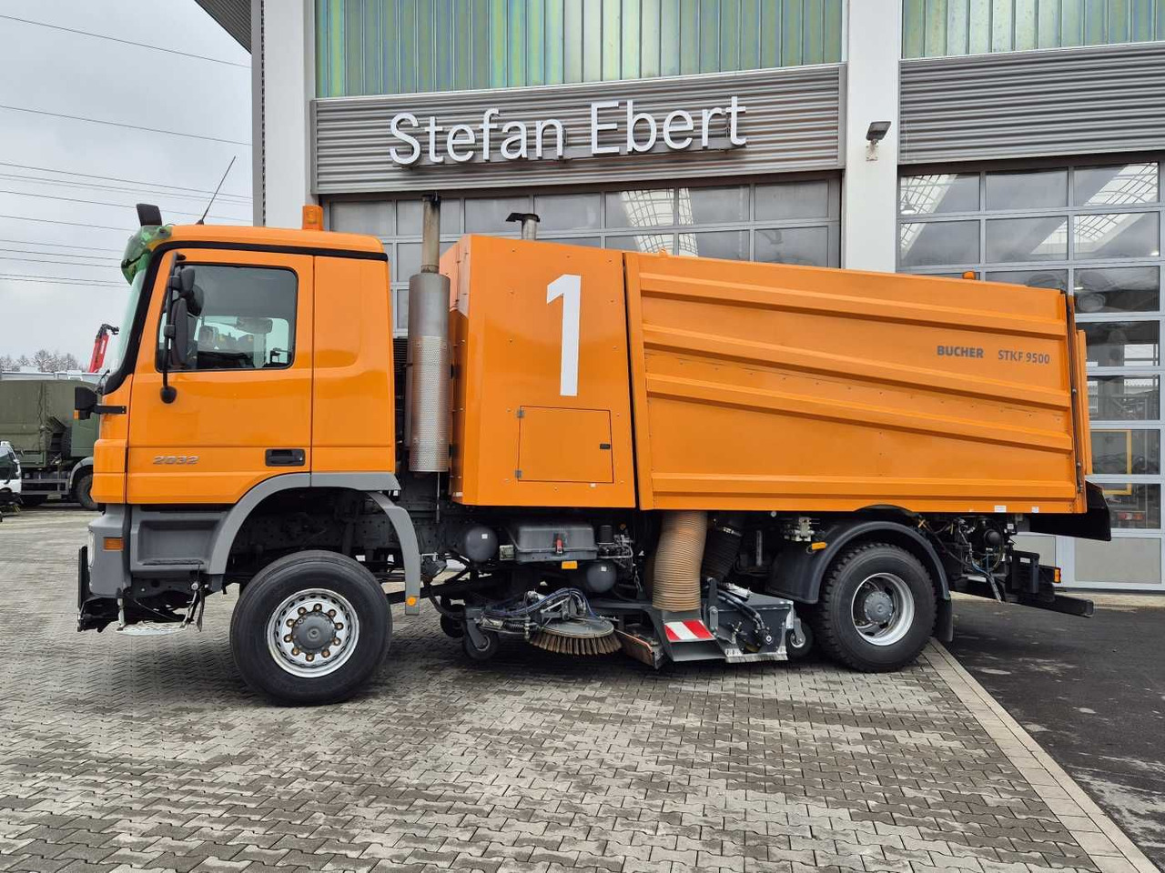 Mercedes-Benz Actros 2032 A 4x4 Bucher STKF 9500 Airport - Penyapu jalan: gambar 4 Mercedes-Benz Actros 2032 A 4x4 Bucher STKF 9500 Airport - Penyapu jalan: gambar 4