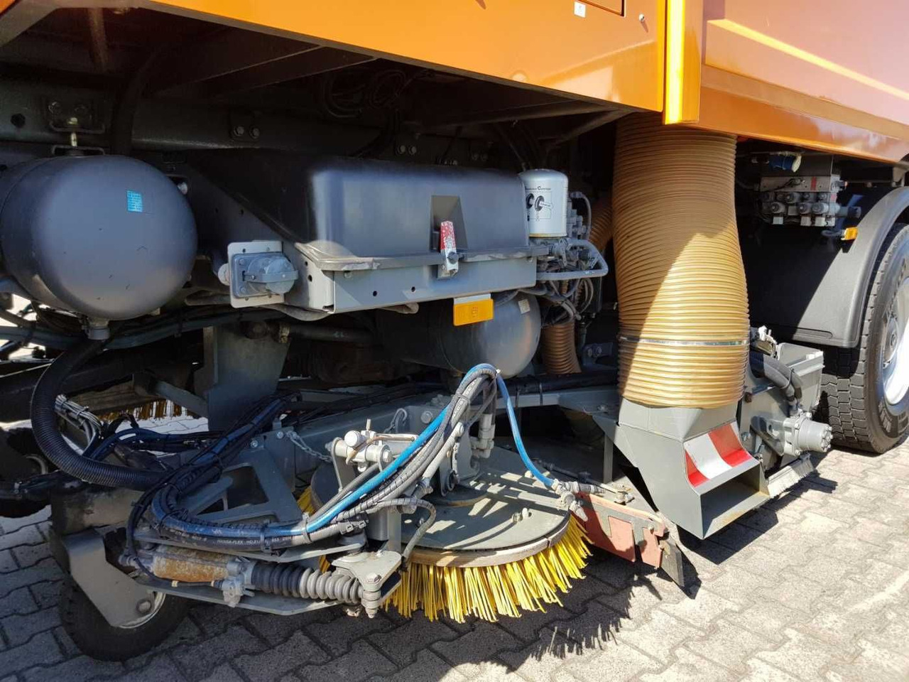 Leasing  Mercedes-Benz Actros 2032 A 4x4 Bucher STKF 9500 Airport Mercedes-Benz Actros 2032 A 4x4 Bucher STKF 9500 Airport: gambar 10