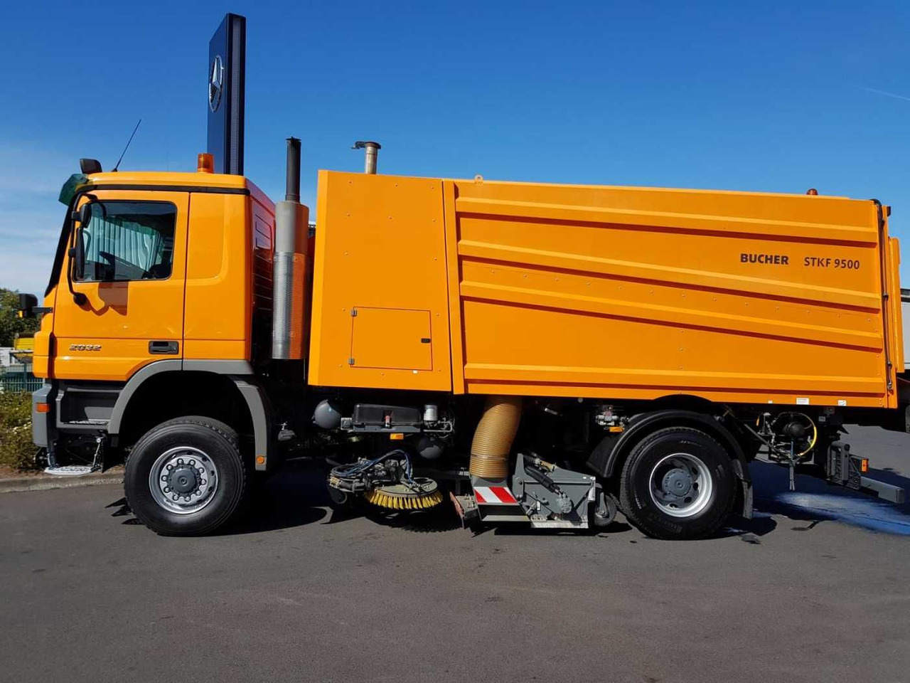 Mercedes-Benz Actros 2032 A 4x4 Bucher STKF 9500 Airport - Penyapu jalan: gambar 5 Mercedes-Benz Actros 2032 A 4x4 Bucher STKF 9500 Airport - Penyapu jalan: gambar 5