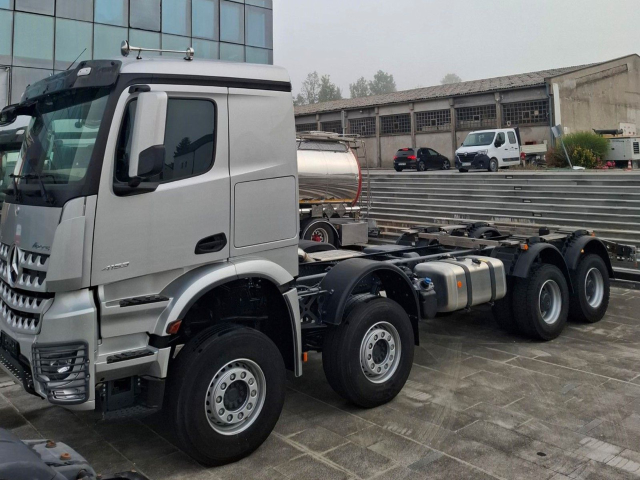 Mercedes-Benz Arocs 4153 8x4 Fahrgestell - Truk sasis: gambar 1 Mercedes-Benz Arocs 4153 8x4 Fahrgestell - Truk sasis: gambar 1