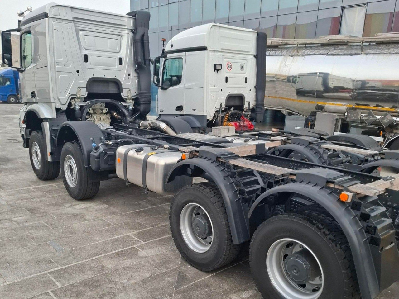 Mercedes-Benz Arocs 4153 8x4 Fahrgestell - Truk sasis: gambar 3 Mercedes-Benz Arocs 4153 8x4 Fahrgestell - Truk sasis: gambar 3