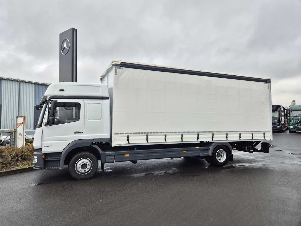 Mercedes-Benz Atego 1527 L L-Haus LBW Palfinger 1.500kg 2 Bett - Truk dengan terpal samping: gambar 3 Mercedes-Benz Atego 1527 L L-Haus LBW Palfinger 1.500kg 2 Bett - Truk dengan terpal samping: gambar 3