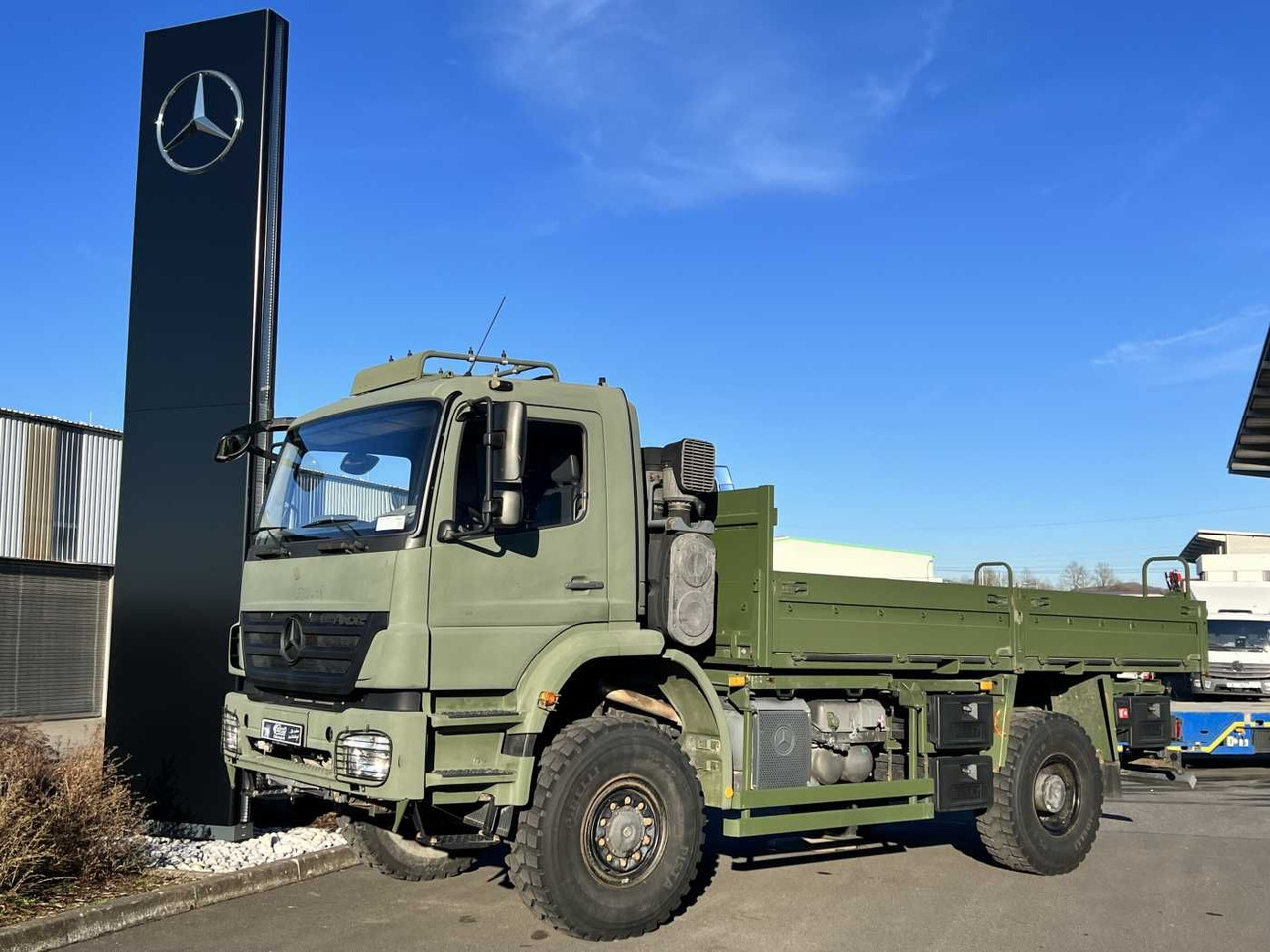 Mercedes-Benz Axor 1829 A 4x4 Pritsche - Truk flatbed: gambar 1 Mercedes-Benz Axor 1829 A 4x4 Pritsche - Truk flatbed: gambar 1