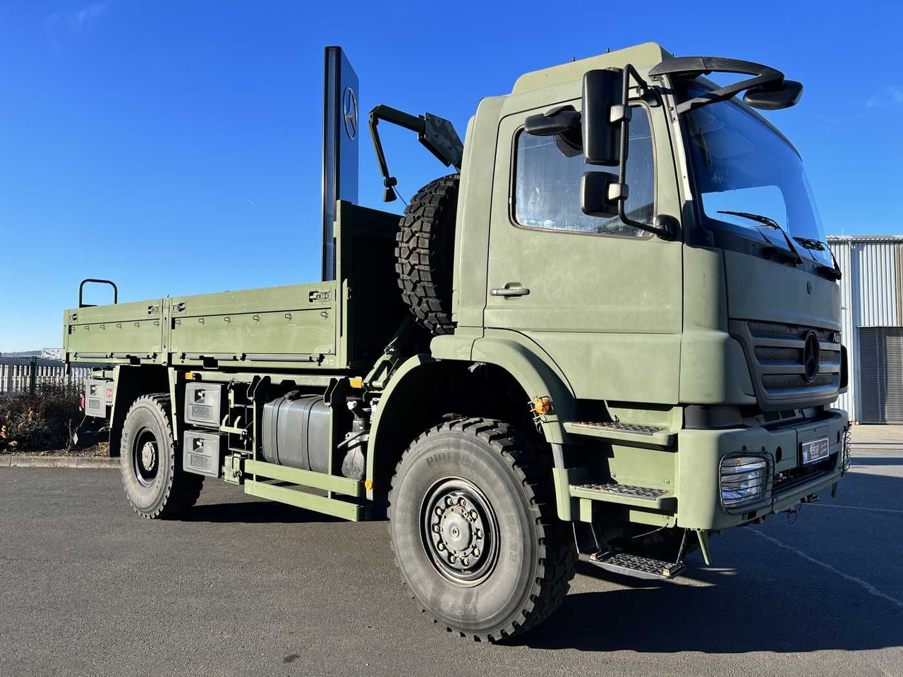 Mercedes-Benz Axor 1829 A 4x4 Pritsche - Truk flatbed: gambar 3 Mercedes-Benz Axor 1829 A 4x4 Pritsche - Truk flatbed: gambar 3