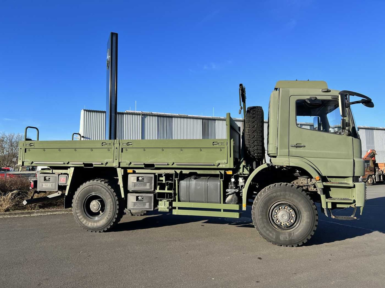 Mercedes-Benz Axor 1829 A 4x4 Pritsche - Truk flatbed: gambar 5 Mercedes-Benz Axor 1829 A 4x4 Pritsche - Truk flatbed: gambar 5