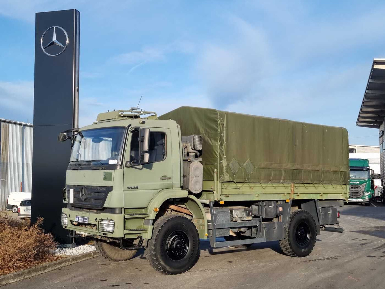 Mercedes-Benz Axor 1829 A 4x4 Pritsche/Plane 10 Stück - Truk dengan terpal samping: gambar 3 Mercedes-Benz Axor 1829 A 4x4 Pritsche/Plane 10 Stück - Truk dengan terpal samping: gambar 3