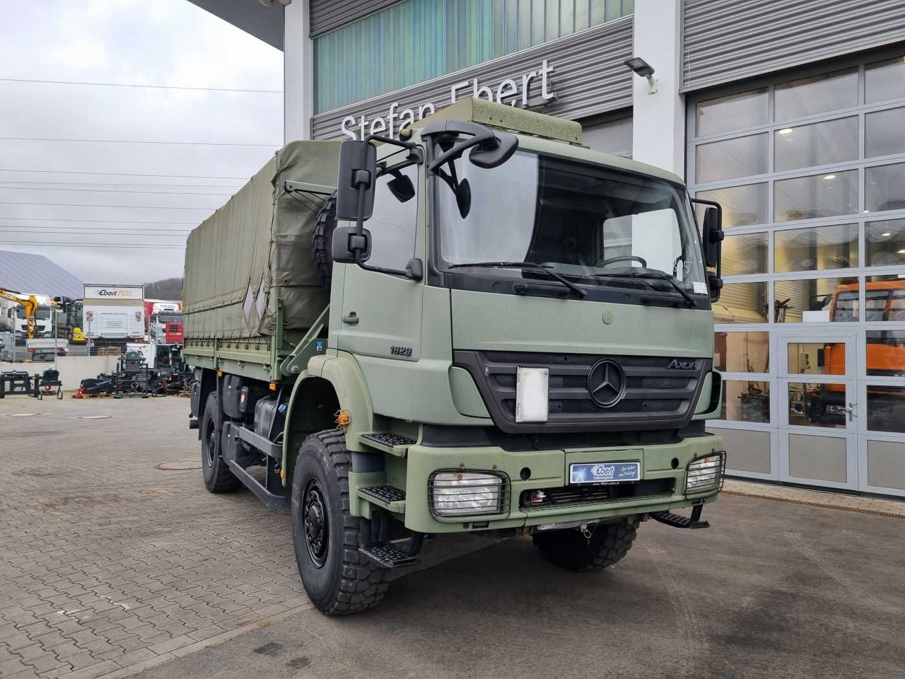 Mercedes-Benz Axor 1829 A 4x4 Pritsche/Plane 10 Stück - Truk flatbed: gambar 3 Mercedes-Benz Axor 1829 A 4x4 Pritsche/Plane 10 Stück - Truk flatbed: gambar 3