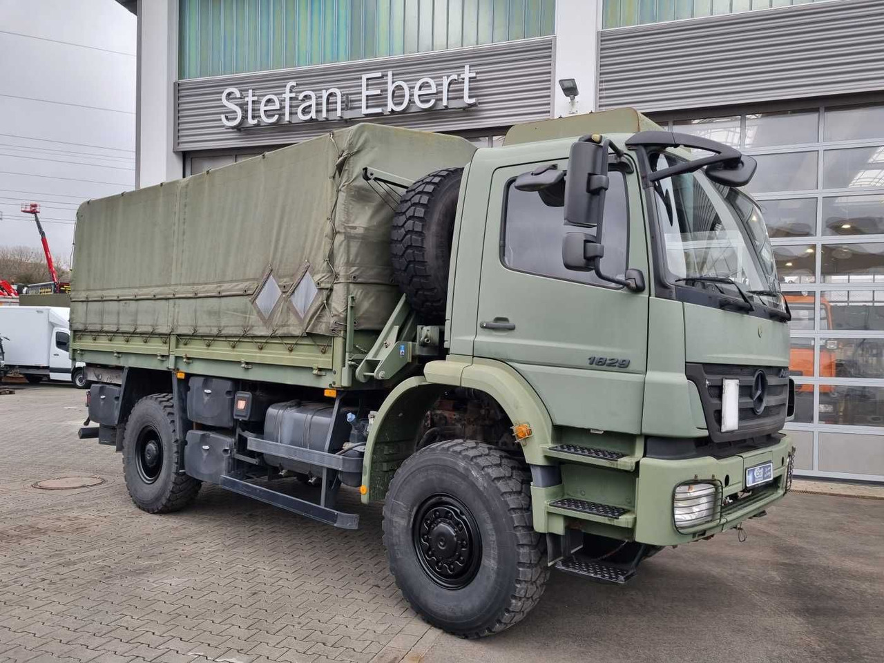 Mercedes-Benz Axor 1829 A 4x4 Pritsche/Plane 10 Stück - Truk flatbed: gambar 5 Mercedes-Benz Axor 1829 A 4x4 Pritsche/Plane 10 Stück - Truk flatbed: gambar 5