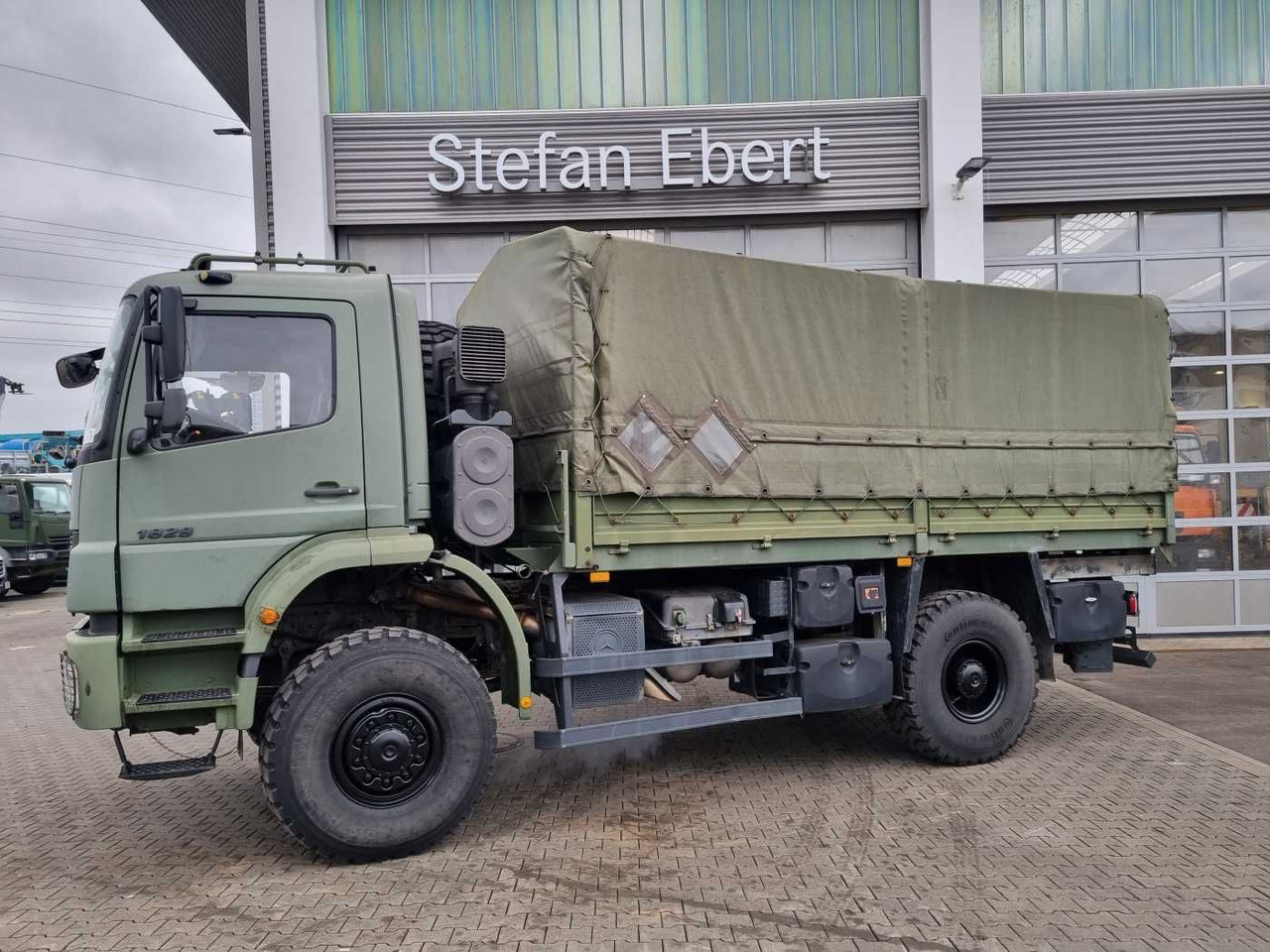 Mercedes-Benz Axor 1829 A 4x4 Pritsche/Plane 10 Stück - Truk dengan terpal samping: gambar 4 Mercedes-Benz Axor 1829 A 4x4 Pritsche/Plane 10 Stück - Truk dengan terpal samping: gambar 4