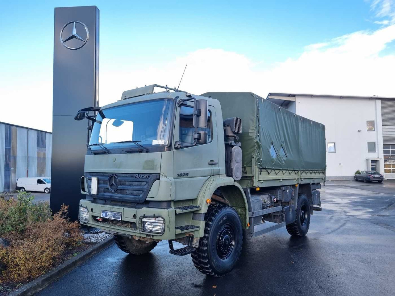 Mercedes-Benz Axor 1829 A 4x4 Pritsche/Plane 10 Stück - Truk dengan terpal samping: gambar 2 Mercedes-Benz Axor 1829 A 4x4 Pritsche/Plane 10 Stück - Truk dengan terpal samping: gambar 2
