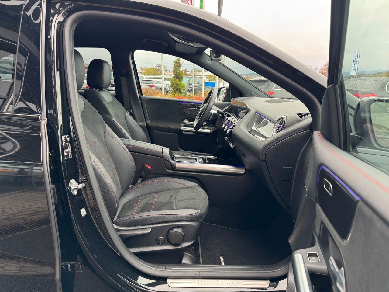 Mercedes-Benz B 200 AMG+AHK+Ambiente+RFK+MBUX+Night - Mobil sedan: gambar 4 Mercedes-Benz B 200 AMG+AHK+Ambiente+RFK+MBUX+Night - Mobil sedan: gambar 4