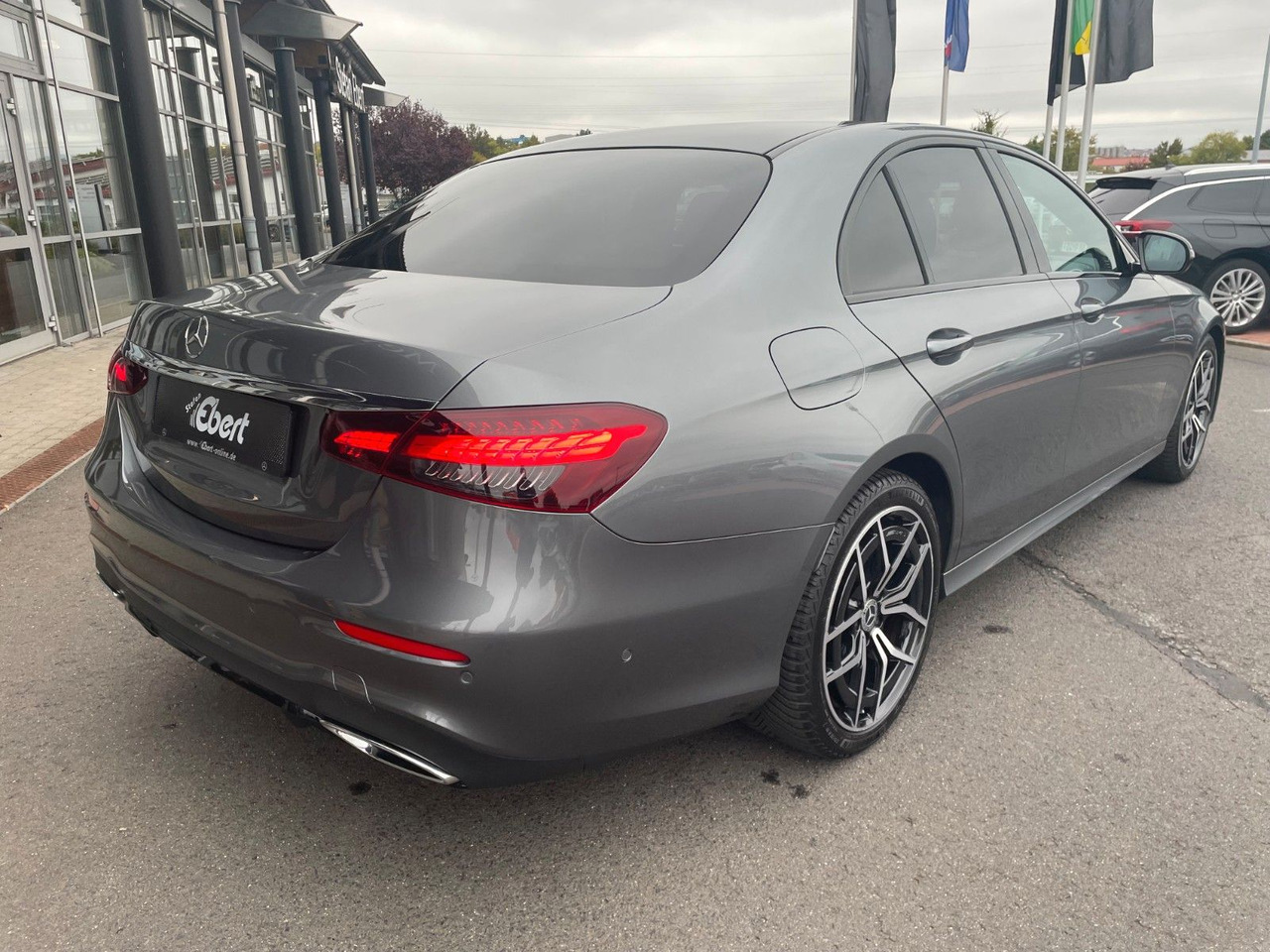 Mercedes-Benz E 220 d AMG+MBeam+Pano+Distr+R-Kamera - Mobil sedan: gambar 4 Mercedes-Benz E 220 d AMG+MBeam+Pano+Distr+R-Kamera - Mobil sedan: gambar 4