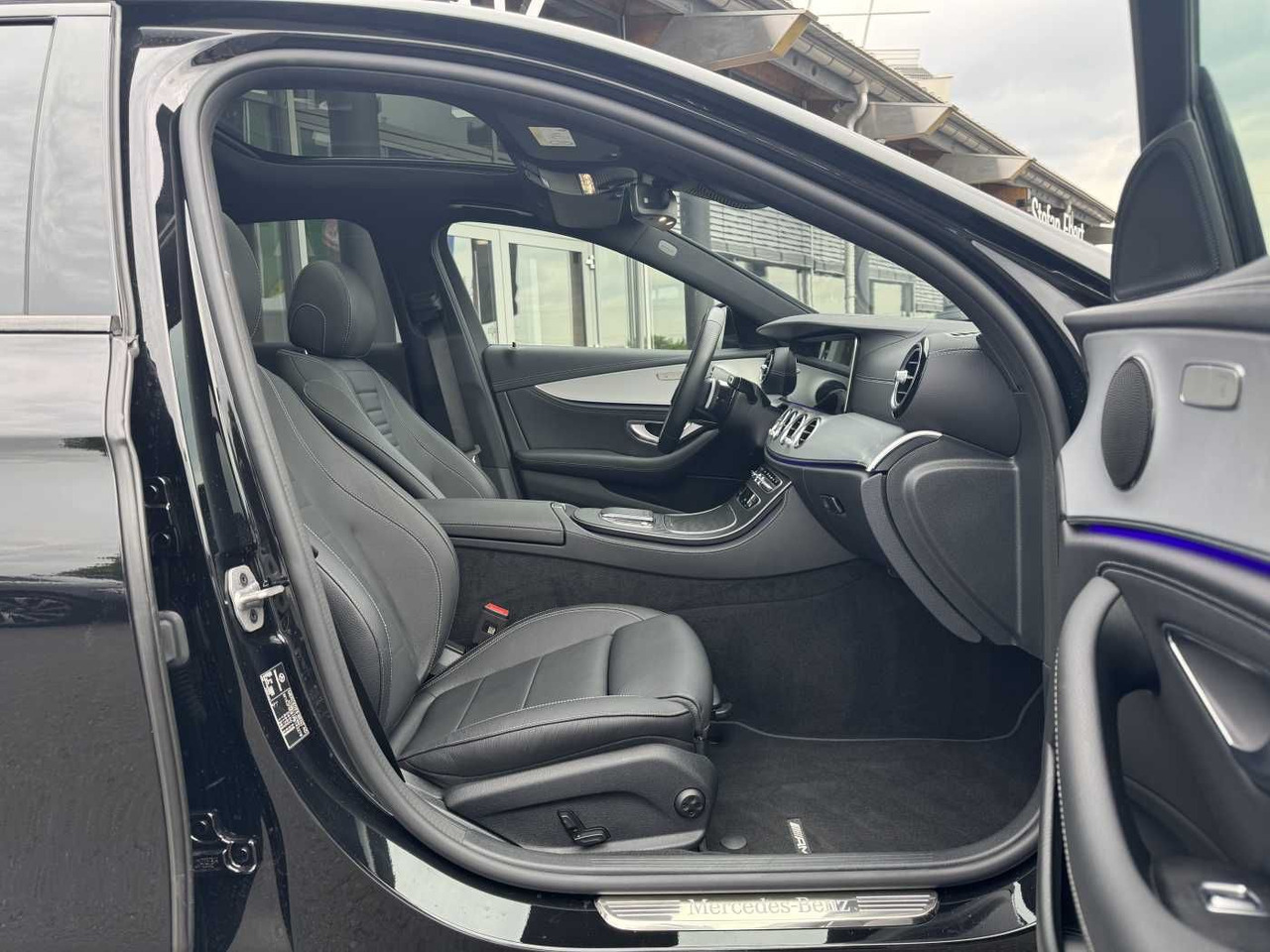Mercedes-Benz E 220d AMG+Pano+Distr+Multibeam+RFK+Night - Mobil sedan: gambar 5 Mercedes-Benz E 220d AMG+Pano+Distr+Multibeam+RFK+Night - Mobil sedan: gambar 5