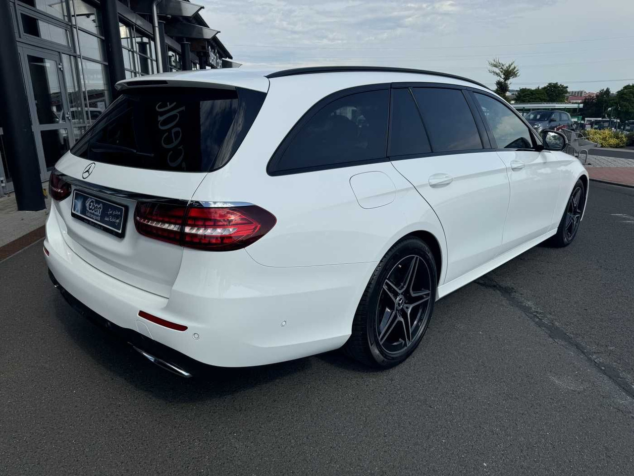 Mercedes-Benz E 220d T AMG+Pano+AHK+Night+TotW+ RKamera+Ambien - Mobil: gambar 4 Mercedes-Benz E 220d T AMG+Pano+AHK+Night+TotW+ RKamera+Ambien - Mobil: gambar 4