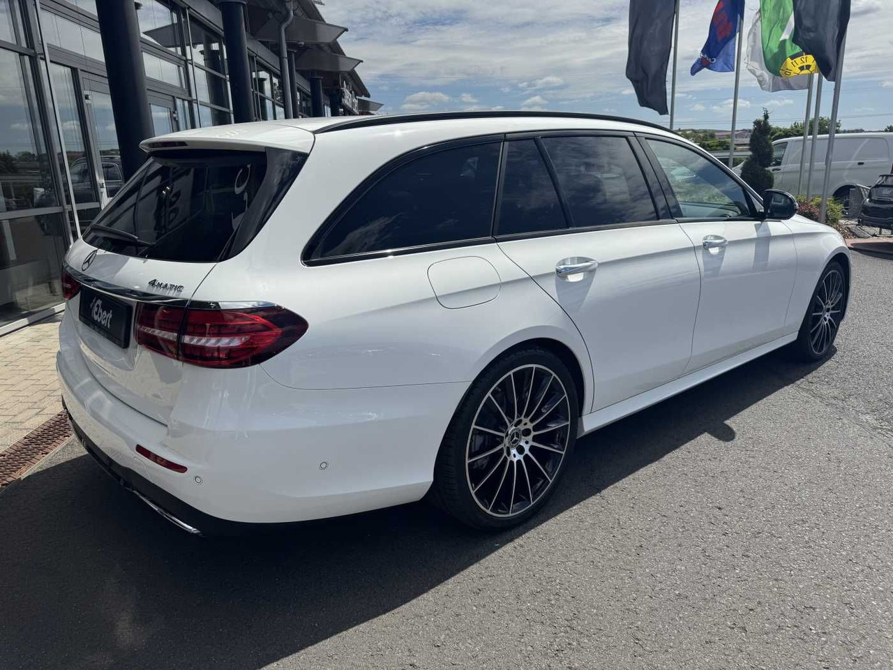 Mercedes-Benz E 300d 4M AMG+Pano+Burm+AHK+360+HUD+ - Mobil: gambar 4 Mercedes-Benz E 300d 4M AMG+Pano+Burm+AHK+360+HUD+ - Mobil: gambar 4