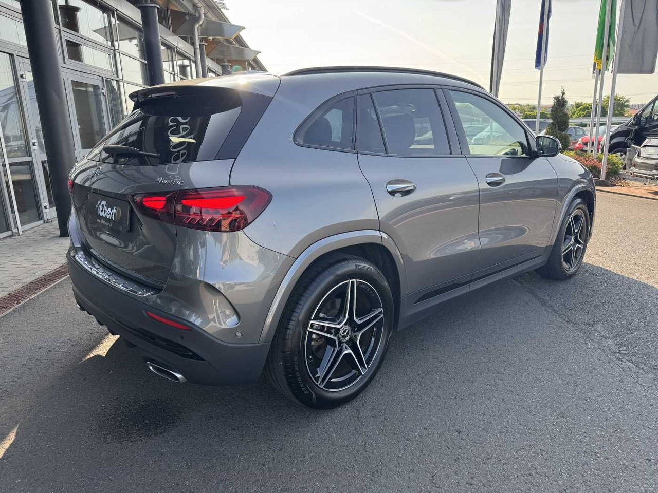 Mercedes-Benz GLA 200d 4M AMG+Pano+Distr+Ambiente+ - Mobil SUV: gambar 4 Mercedes-Benz GLA 200d 4M AMG+Pano+Distr+Ambiente+ - Mobil SUV: gambar 4