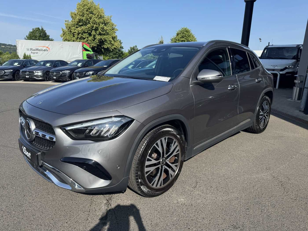 Mercedes-Benz GLA 200d 4M Progressive+Distr+Ambiente+Offroad - Mobil SUV: gambar 2 Mercedes-Benz GLA 200d 4M Progressive+Distr+Ambiente+Offroad - Mobil SUV: gambar 2