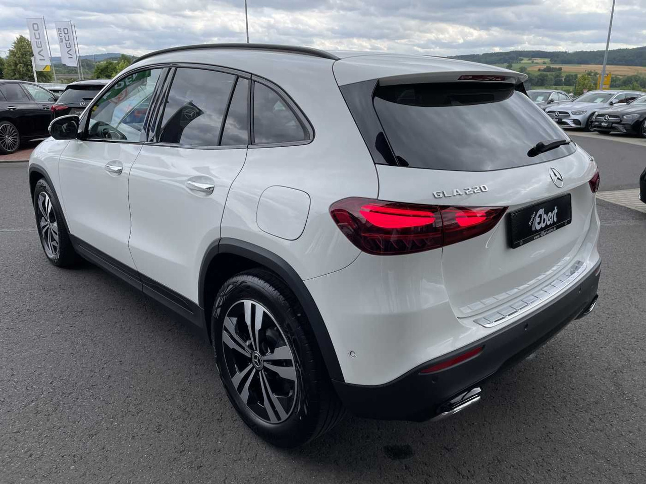 Mercedes-Benz GLA 220 4M 8G Progressive R-Kamera +Distr+Ambien - Mobil SUV: gambar 3 Mercedes-Benz GLA 220 4M 8G Progressive R-Kamera +Distr+Ambien - Mobil SUV: gambar 3