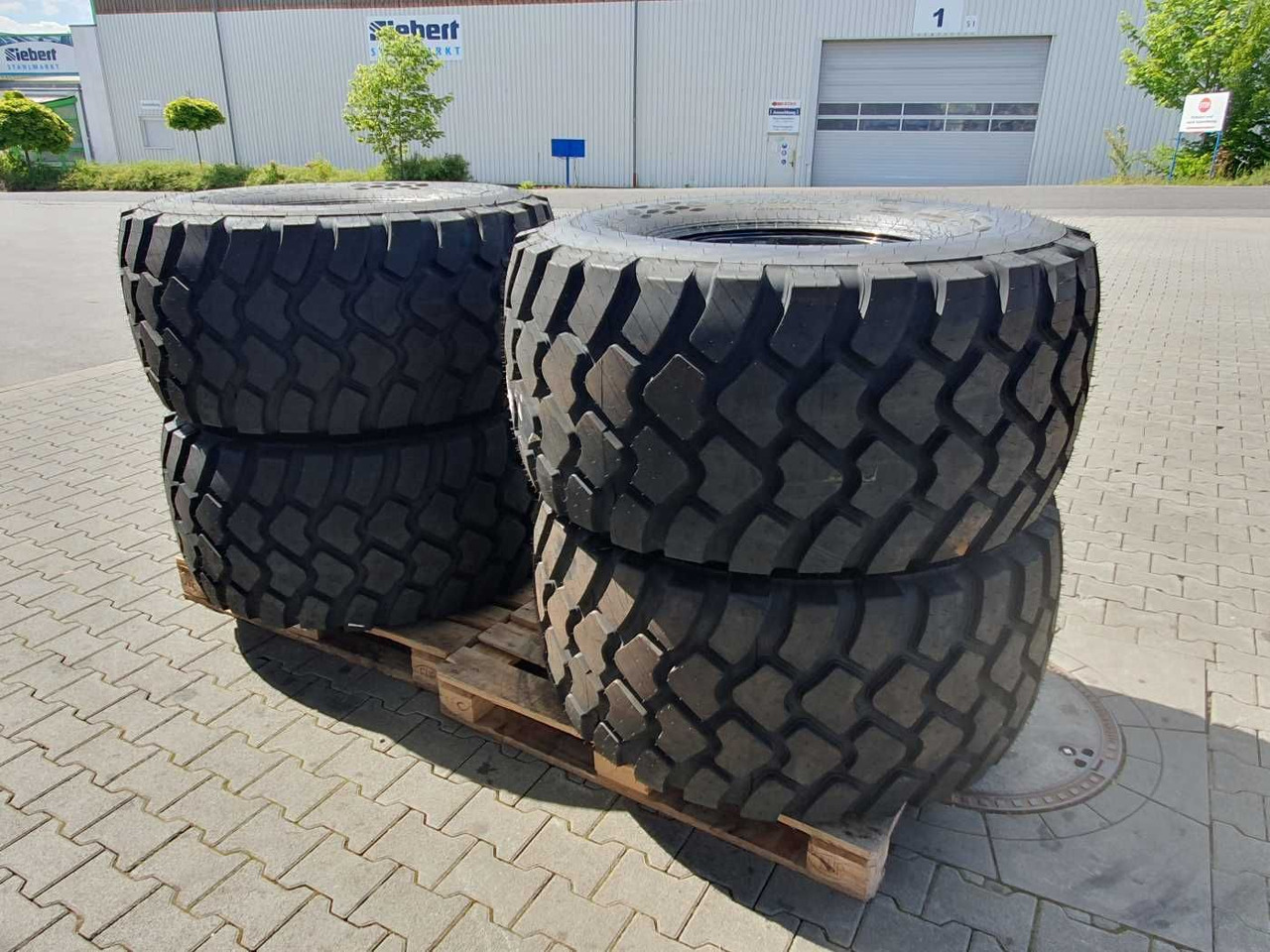 Mercedes-Benz Radlader Reifen mit Felge / NEU / lagernd - Roda untuk Peralatan pertanian: gambar 5 Mercedes-Benz Radlader Reifen mit Felge / NEU / lagernd - Roda untuk Peralatan pertanian: gambar 5