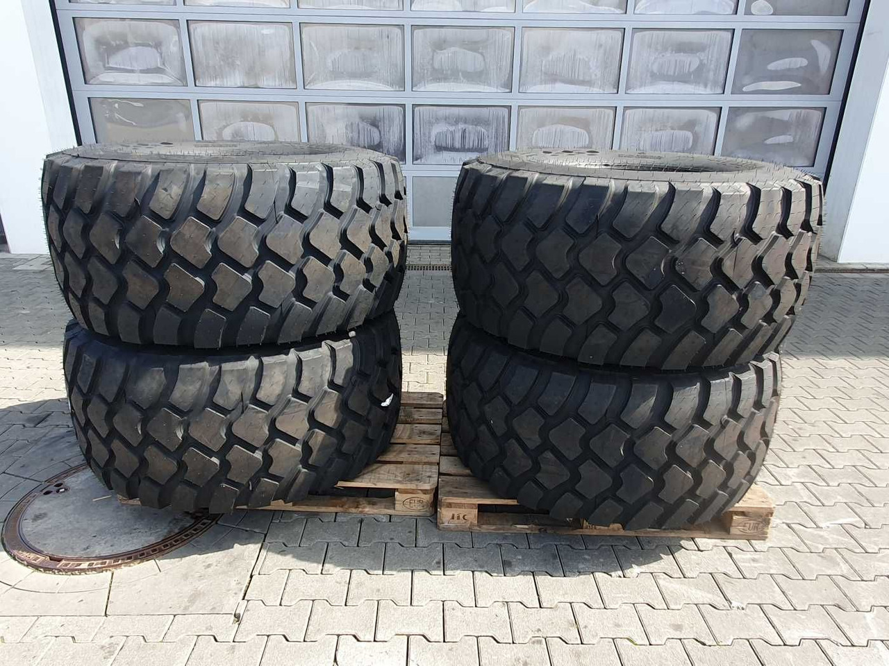 Mercedes-Benz Radlader Reifen mit Felge / NEU / lagernd - Roda untuk Peralatan pertanian: gambar 2 Mercedes-Benz Radlader Reifen mit Felge / NEU / lagernd - Roda untuk Peralatan pertanian: gambar 2