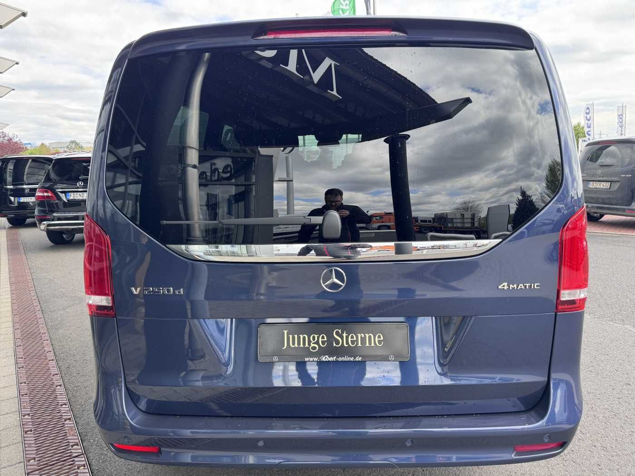 Mercedes-Benz V 250 d EDITION 4MATIC AMG DISTRONIC AHK Tisch - Van penumpang: gambar 5 Mercedes-Benz V 250 d EDITION 4MATIC AMG DISTRONIC AHK Tisch - Van penumpang: gambar 5