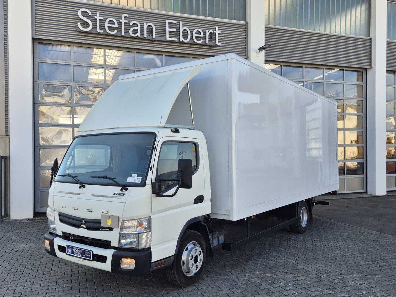Mitsubishi Fuso Canter 7C18 Koffer LBW Spoiler Klima - Truk box: gambar 1 Mitsubishi Fuso Canter 7C18 Koffer LBW Spoiler Klima - Truk box: gambar 1
