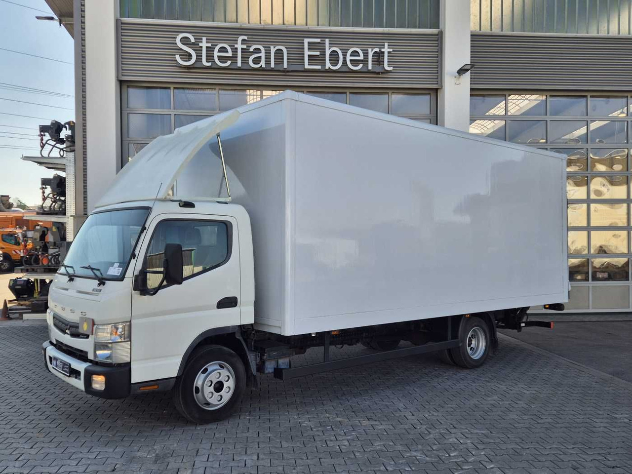 Mitsubishi Fuso Canter 7C18 Koffer LBW Spoiler Klima - Truk box: gambar 3 Mitsubishi Fuso Canter 7C18 Koffer LBW Spoiler Klima - Truk box: gambar 3