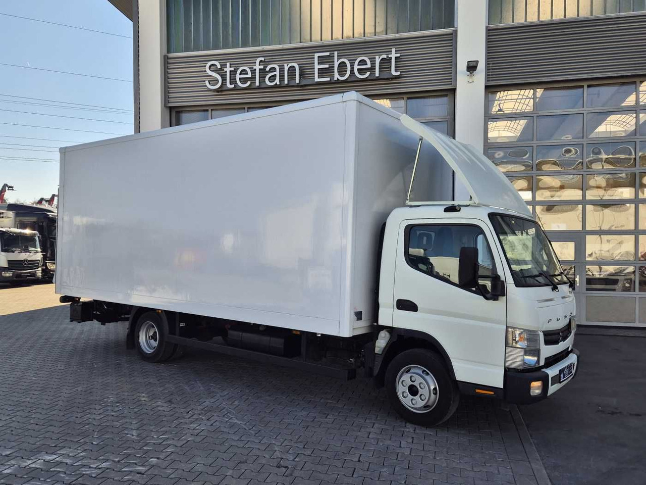 Mitsubishi Fuso Canter 7C18 Koffer LBW Spoiler Klima - Truk box: gambar 4 Mitsubishi Fuso Canter 7C18 Koffer LBW Spoiler Klima - Truk box: gambar 4