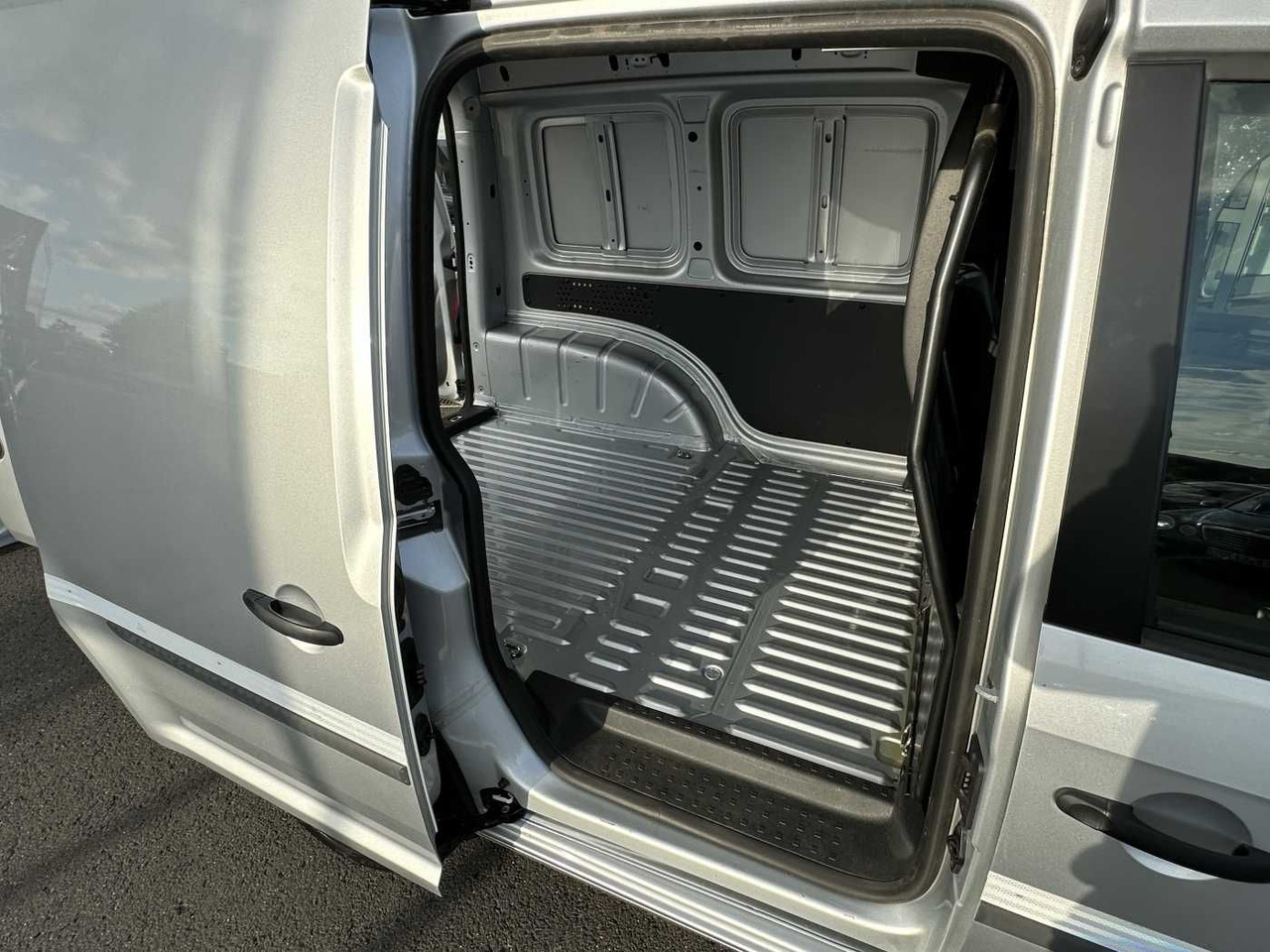 Leasing  Volkswagen Caddy 1.6 TDI Klima Navi 8Räder Trennwand klappb Volkswagen Caddy 1.6 TDI Klima Navi 8Räder Trennwand klappb: gambar 8